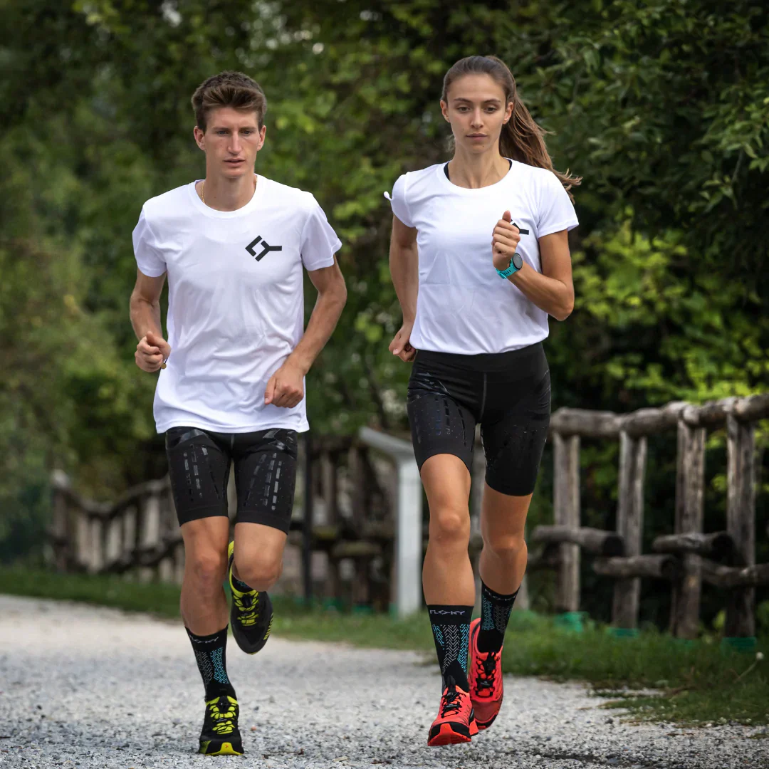 Atleti in movimento su terreno trail